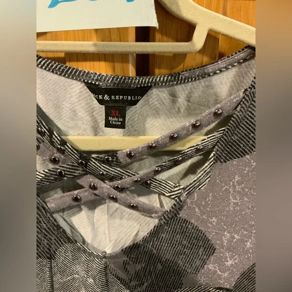 Rock & Republic Black and Gray Floral Short Sleeve Top - Picture 2 of 3